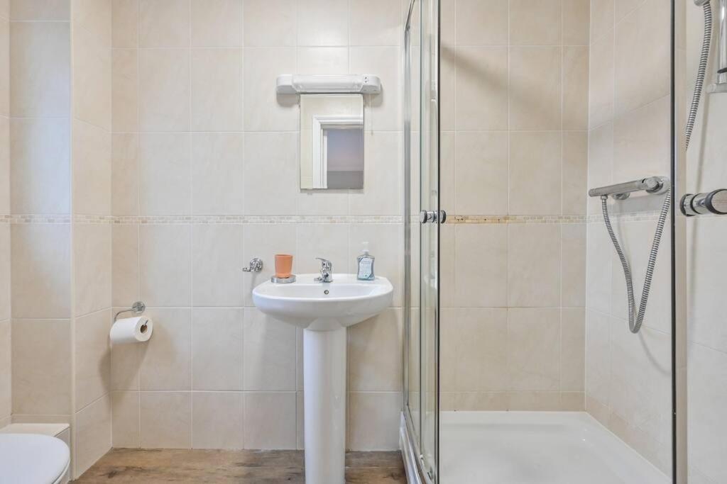 Spacious Sandbanks Apartment Near Beach And Bars With Free Parking Poole Buitenkant foto