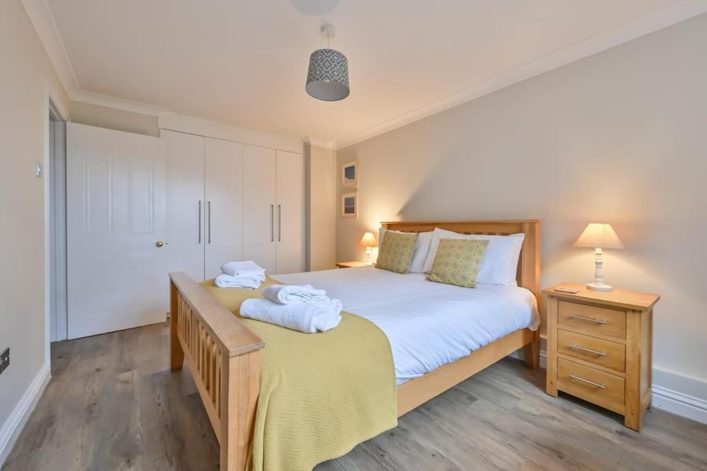 Spacious Sandbanks Apartment Near Beach And Bars With Free Parking Poole Buitenkant foto