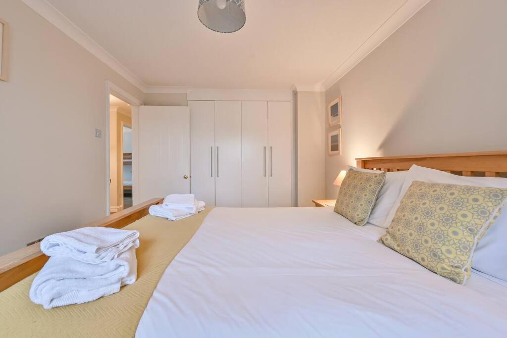 Spacious Sandbanks Apartment Near Beach And Bars With Free Parking Poole Buitenkant foto