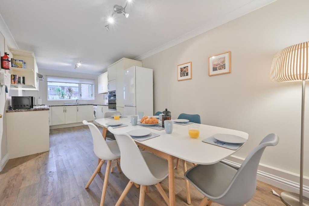 Spacious Sandbanks Apartment Near Beach And Bars With Free Parking Poole Buitenkant foto