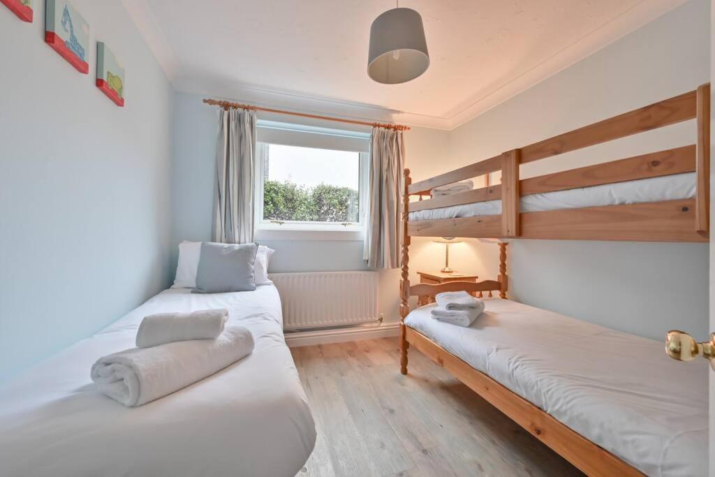 Spacious Sandbanks Apartment Near Beach And Bars With Free Parking Poole Buitenkant foto