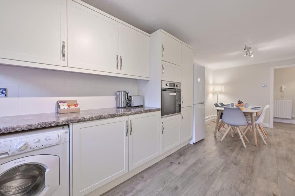 Spacious Sandbanks Apartment Near Beach And Bars With Free Parking Poole Buitenkant foto