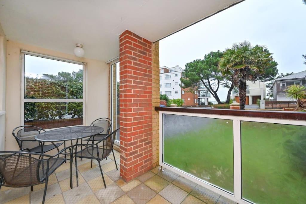 Spacious Sandbanks Apartment Near Beach And Bars With Free Parking Poole Buitenkant foto