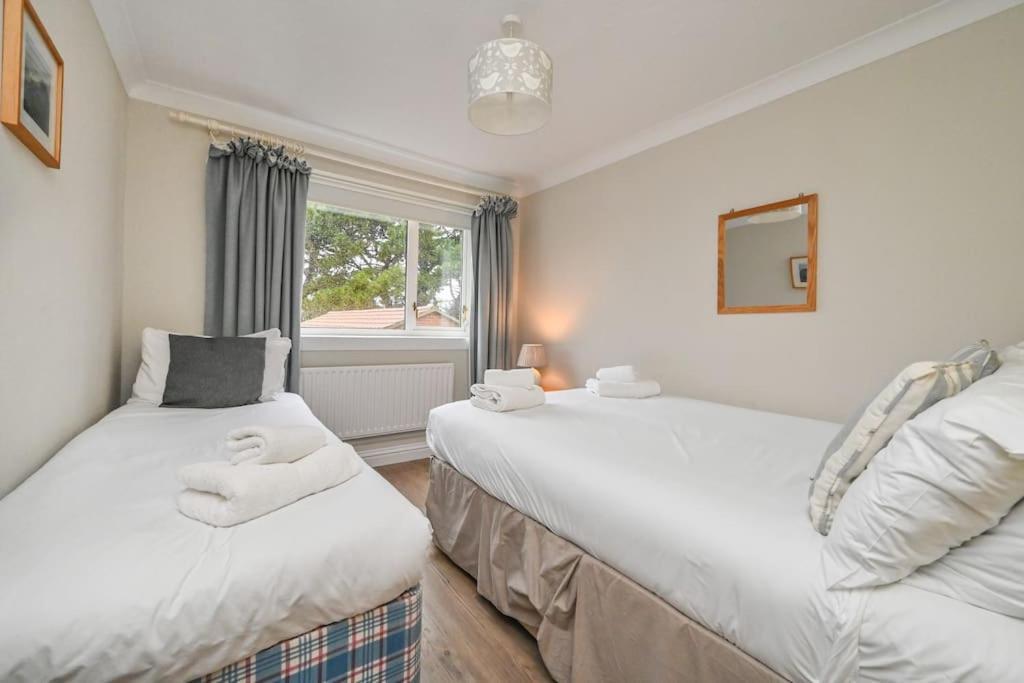 Spacious Sandbanks Apartment Near Beach And Bars With Free Parking Poole Buitenkant foto