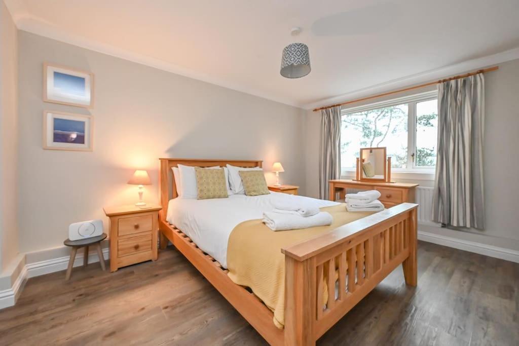 Spacious Sandbanks Apartment Near Beach And Bars With Free Parking Poole Buitenkant foto